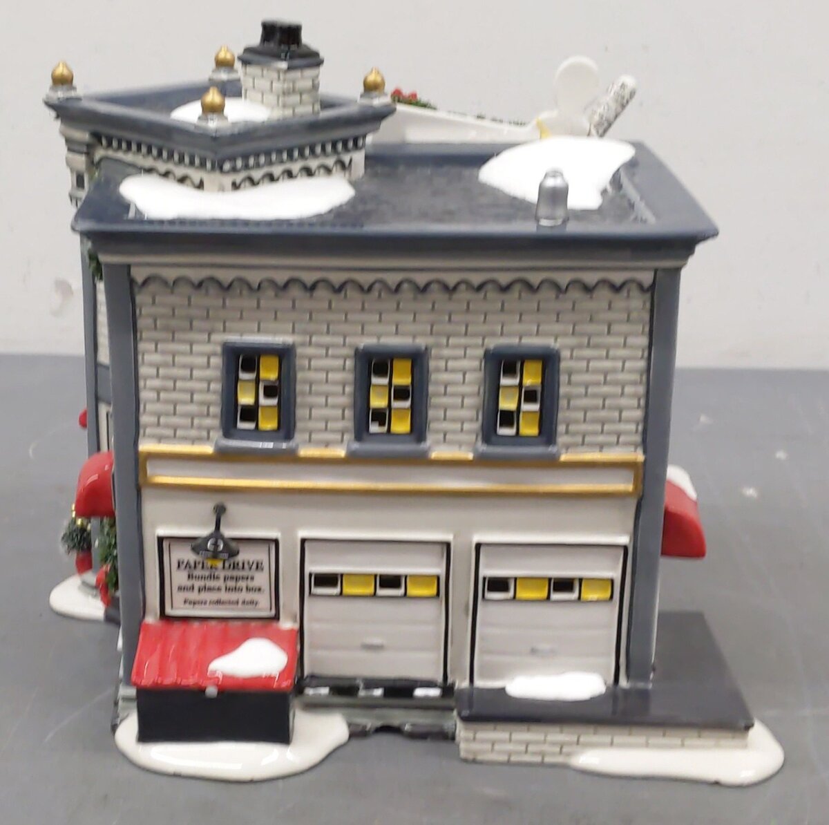 Dept 56 56.55605 The Snow Village "Snow Village Gazette" Ceramic Building EX/Box