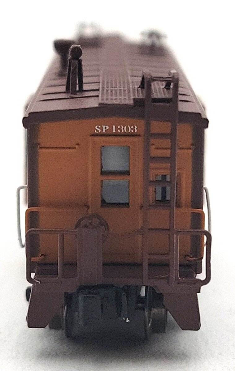 American Z-Line 92000-10 Z Scale Southern Pacific Bay Window Caboose #1303 LN/Box
