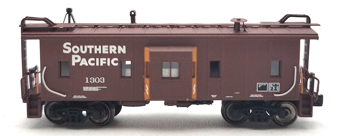 American Z-Line 92000-10 Z Scale Southern Pacific Bay Window Caboose #1303 LN/Box