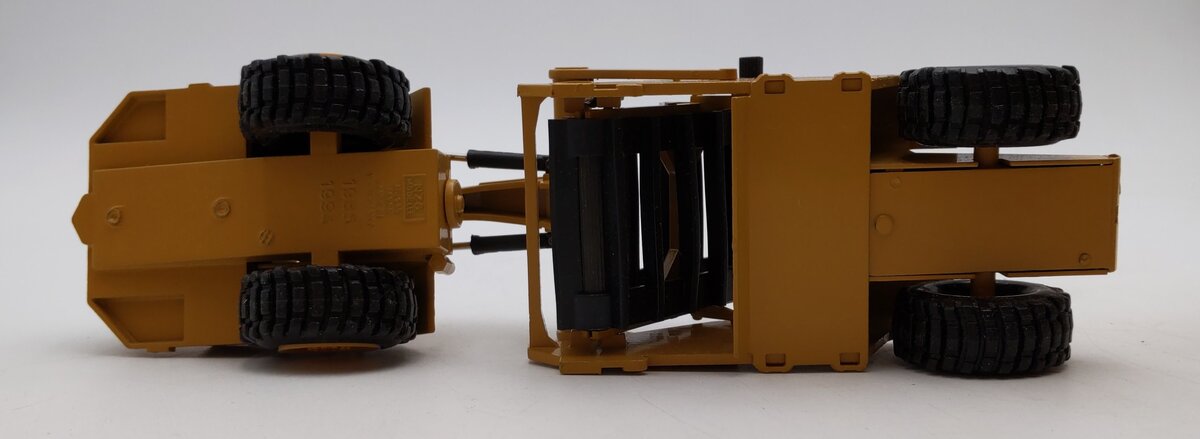 NZG Modelle 1:50 Scale Diecast Caterpillar CAT 615 Elevating Scraper EX/Box