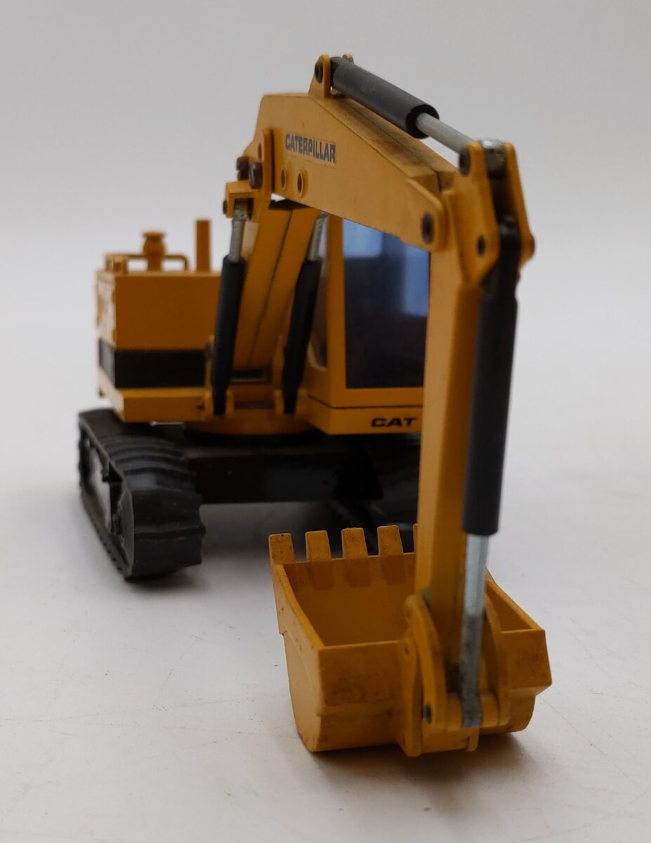 NZG Modelle 1:48 Scale Diecast Caterpillar CAT 215 Excavator EX/Box