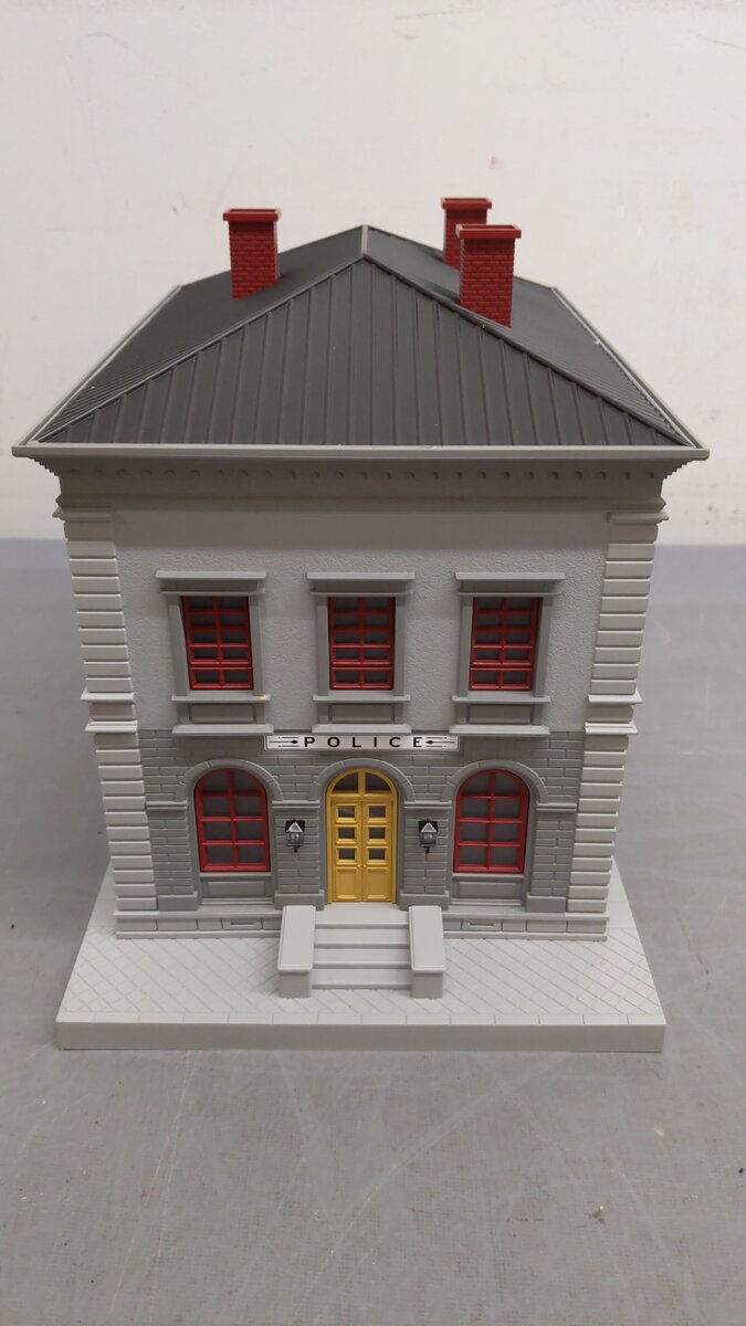 MTH 30-9099 O Gray & Maroon Police Station Assembled Building EX/Box