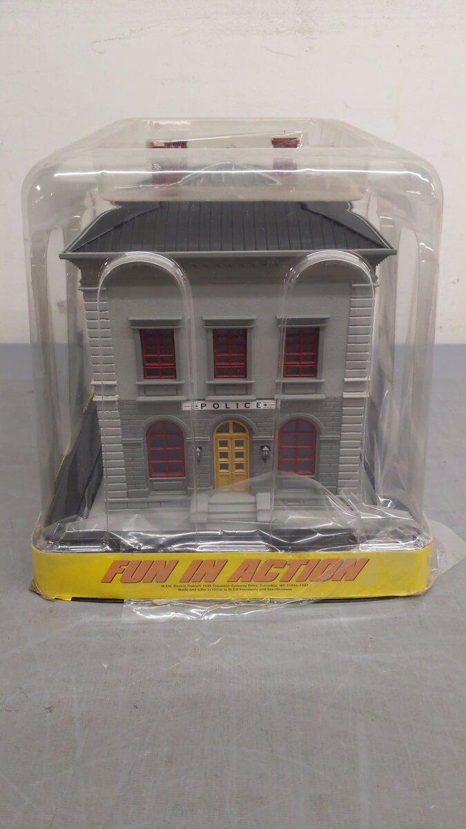 MTH 30-9099 O Gray & Maroon Police Station Assembled Building EX/Box
