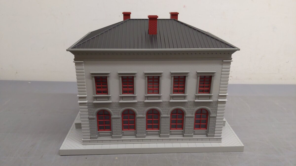 MTH 30-9099 O Gray & Maroon Police Station Assembled Building EX/Box
