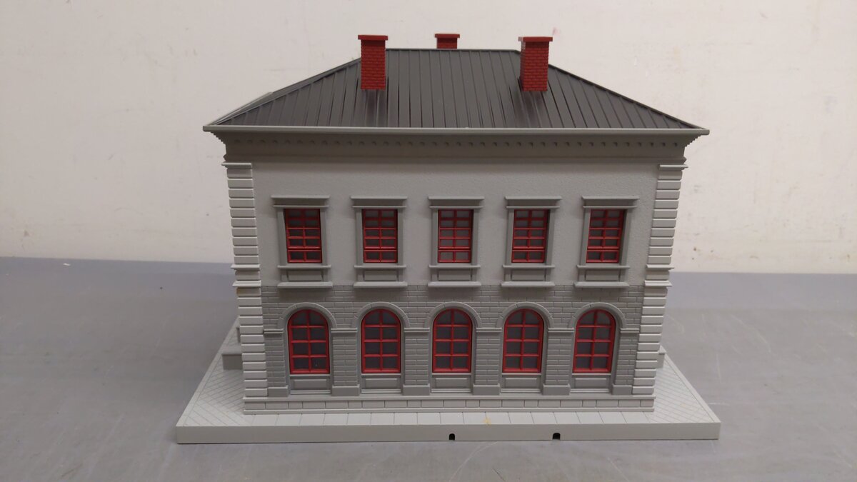 MTH 30-9099 O Gray & Maroon Police Station Assembled Building EX/Box