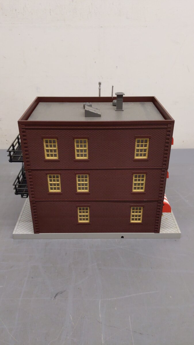MTH 30-90194 O Scale Cadwalladers Welsh Tavern 3-Story Building EX/Box