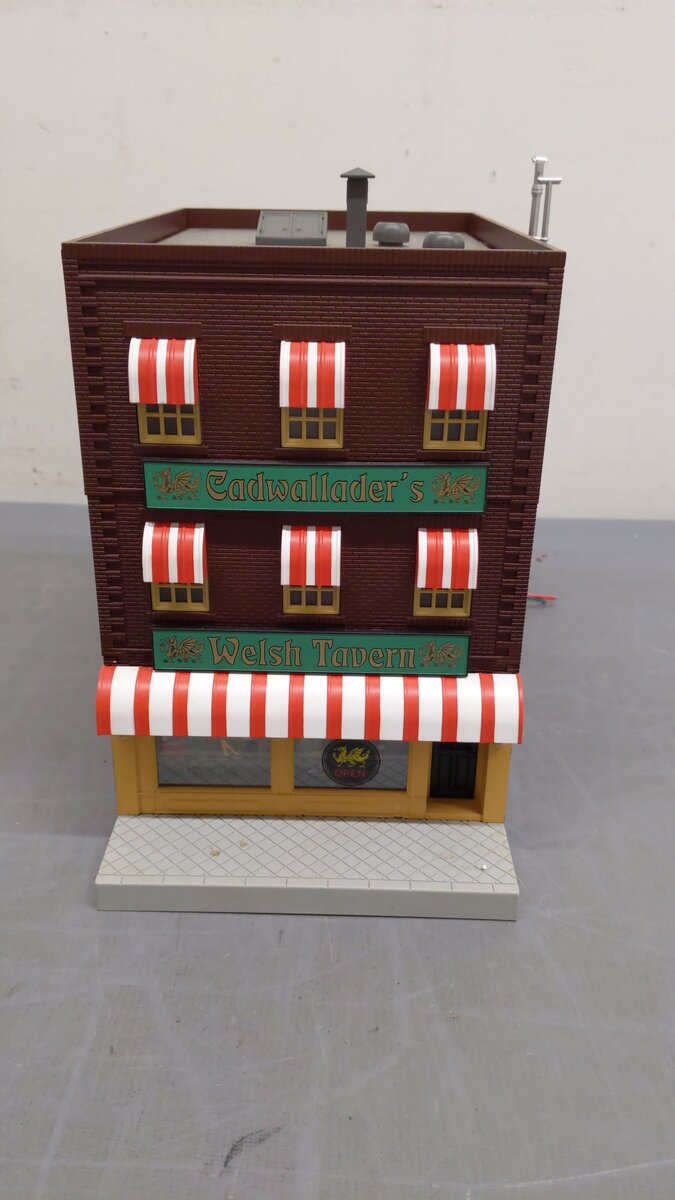 MTH 30-90194 O Scale Cadwalladers Welsh Tavern 3-Story Building EX/Box