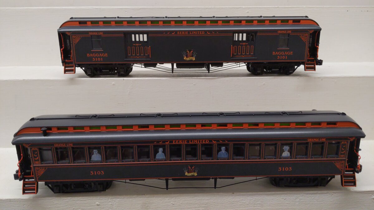 Lionel 2427650 O Halloween Wood Passenger Car Pack A (Set of 2) EX/Box