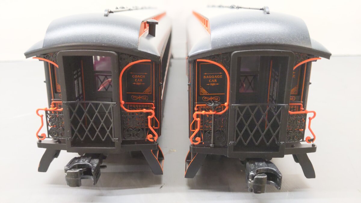 Lionel 2427650 O Halloween Wood Passenger Car Pack A (Set of 2) EX/Box
