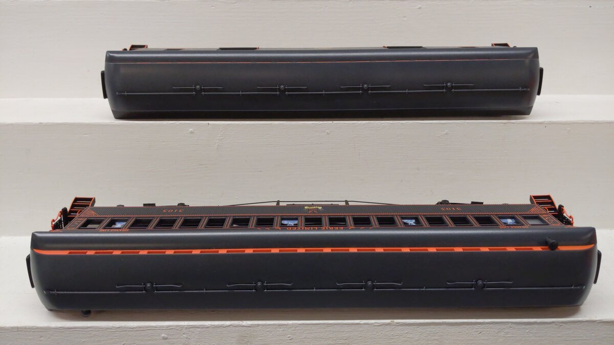 Lionel 2427650 O Halloween Wood Passenger Car Pack A (Set of 2) EX/Box