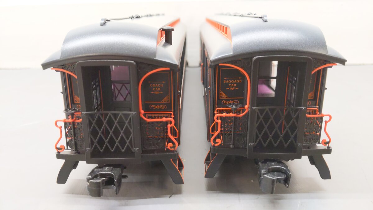 Lionel 2427650 O Halloween Wood Passenger Car Pack A (Set of 2) EX/Box