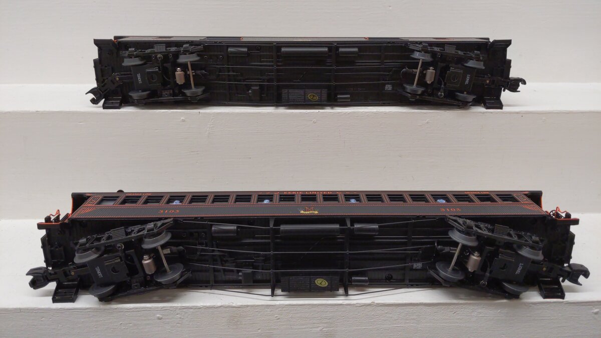 Lionel 2427650 O Halloween Wood Passenger Car Pack A (Set of 2) EX/Box