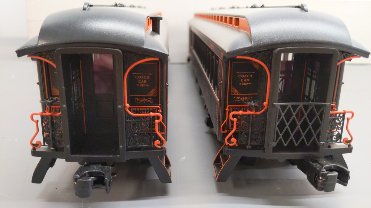 Lionel 2427660 O Halloween Wood Passenger Car Pack B (Set of 2) EX/Box