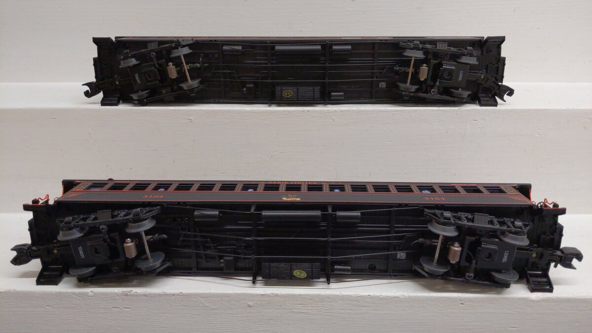 Lionel 2427660 O Halloween Wood Passenger Car Pack B (Set of 2) EX/Box