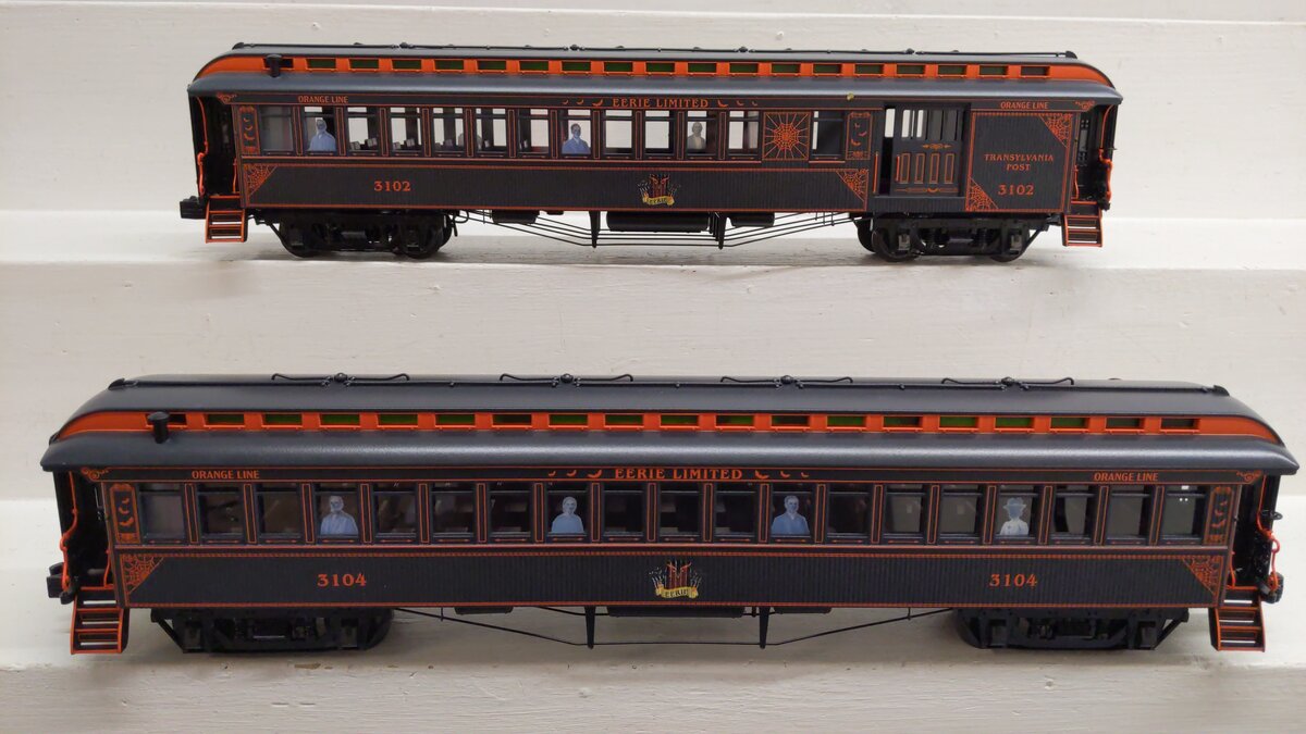 Lionel 2427660 O Halloween Wood Passenger Car Pack B (Set of 2) EX/Box