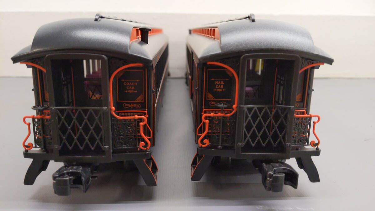 Lionel 2427660 O Halloween Wood Passenger Car Pack B (Set of 2) EX/Box