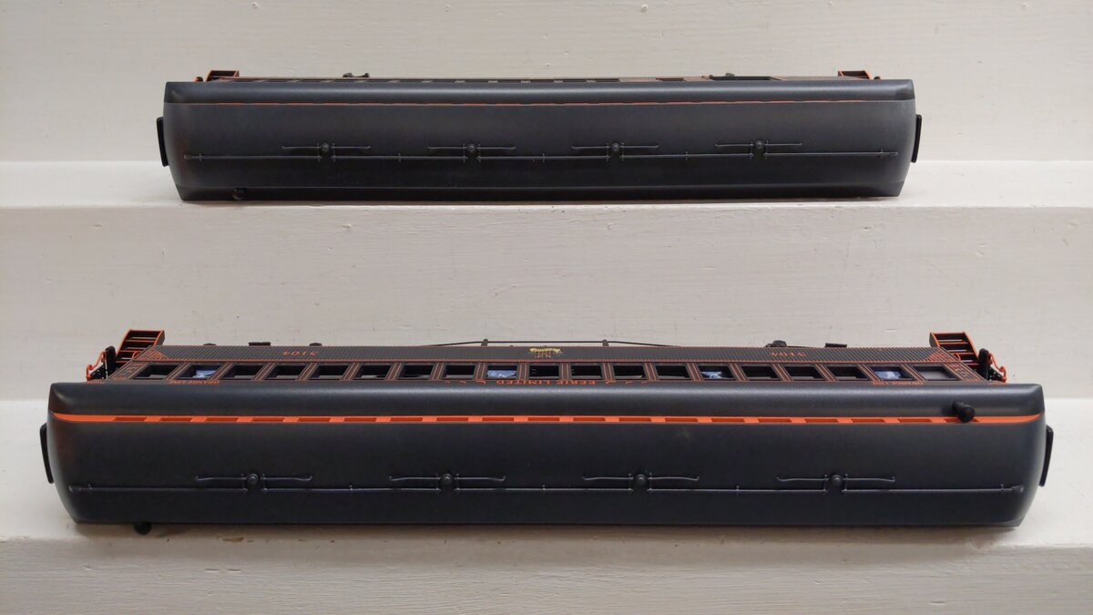 Lionel 2427660 O Halloween Wood Passenger Car Pack B (Set of 2) EX/Box