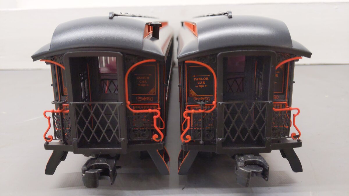 Lionel 2427670 O Halloween Wood Passenger Car Pack C (Set of 2) VG/Box