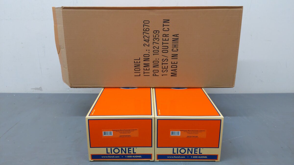 Lionel 2427670 O Halloween Wood Passenger Car Pack C (Set of 2) VG/Box