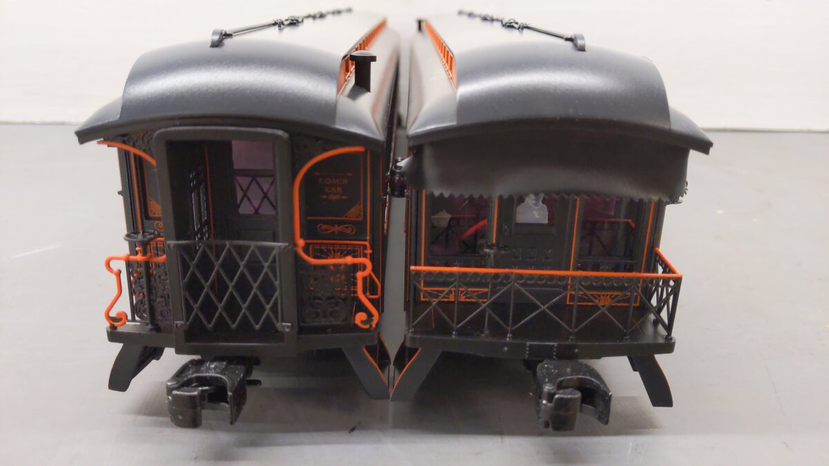 Lionel 2427670 O Halloween Wood Passenger Car Pack C (Set of 2) VG/Box