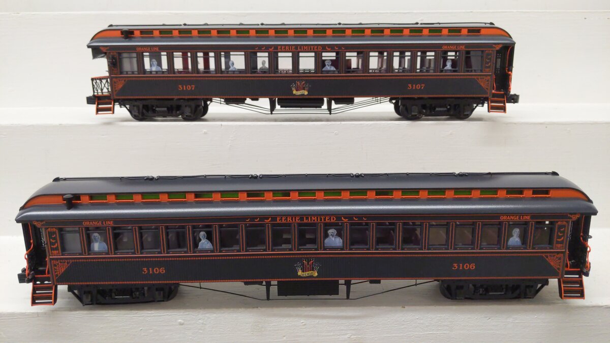 Lionel 2427670 O Halloween Wood Passenger Car Pack C (Set of 2) VG/Box