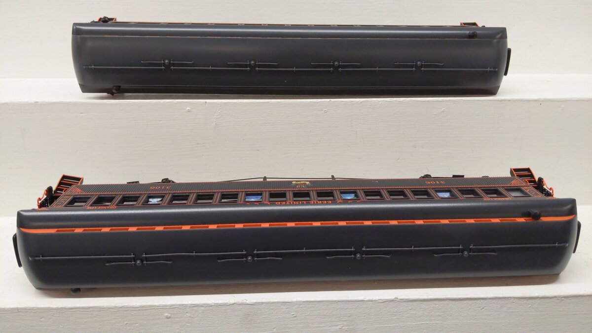 Lionel 2427670 O Halloween Wood Passenger Car Pack C (Set of 2) VG/Box