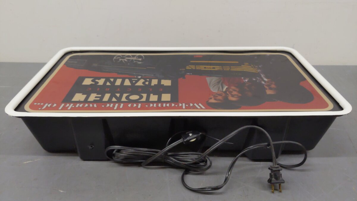 Lionel 9065930000 "Welcome To The World" Lionel Electric Trains Sign EX/Box