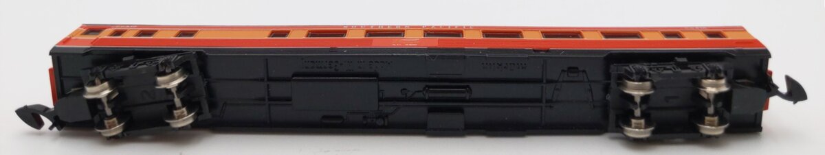 Marklin 8784 Z Scale Southern Pacific Daylight Passenger Coach Car #2400 LN