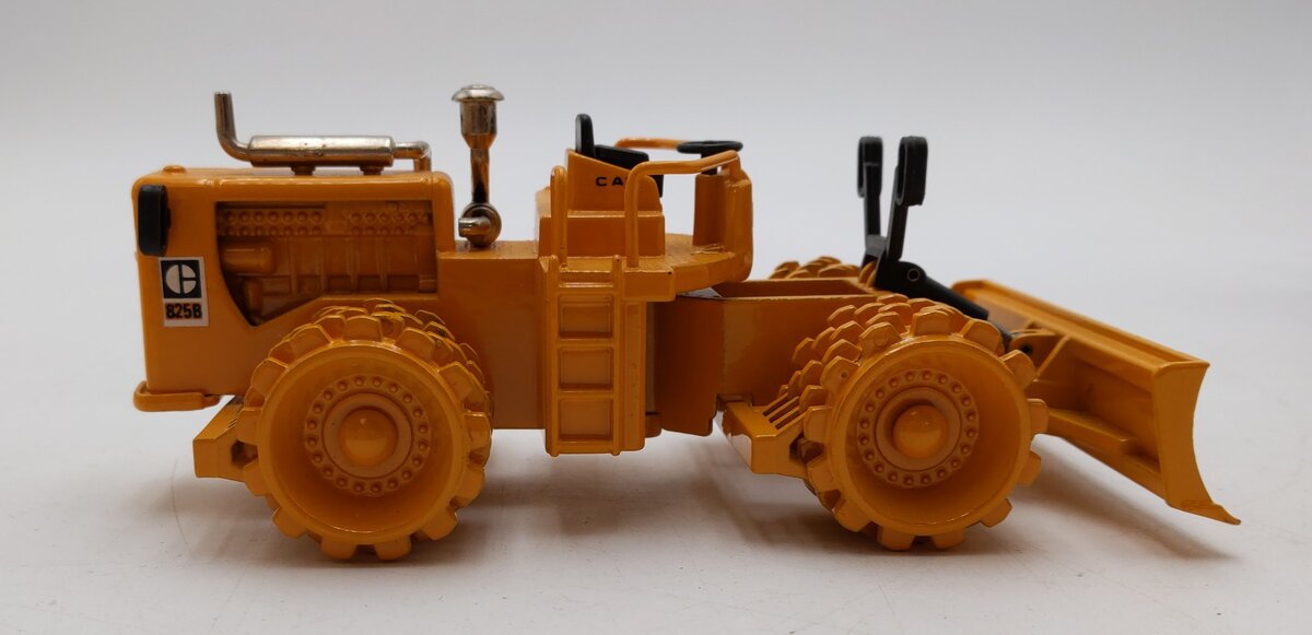 NZG Modelle 1:50 Scale Diecast Caterpillar CAT 825B Compactor EX/Box
