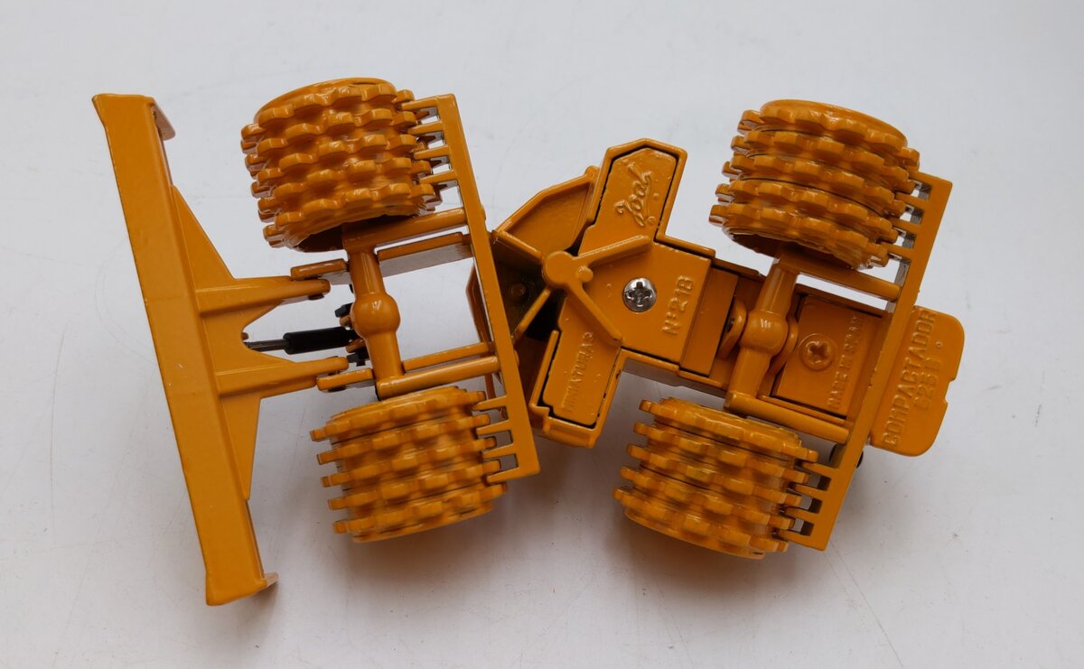 NZG Modelle 1:50 Scale Diecast Caterpillar CAT 825B Compactor EX/Box