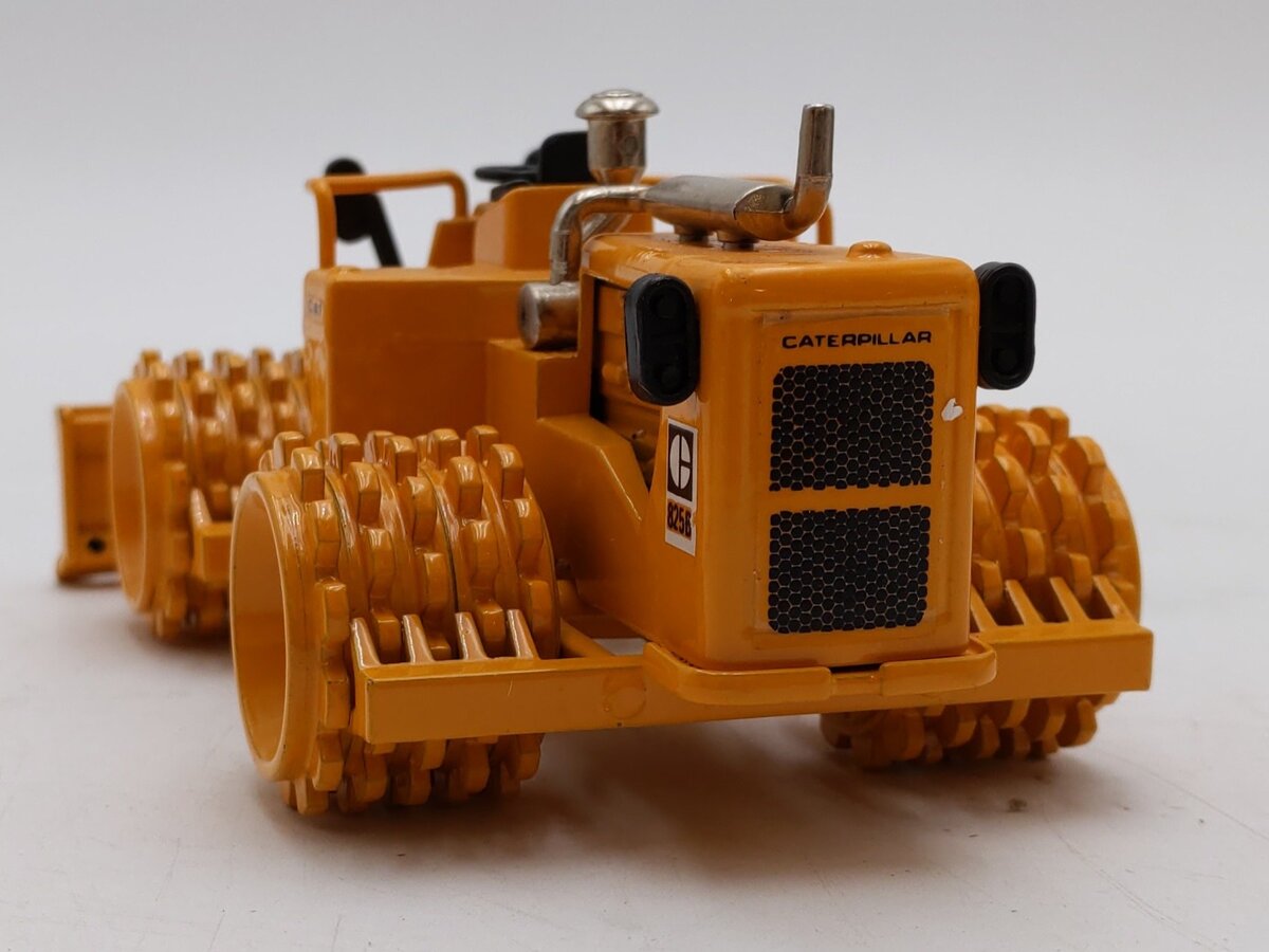 NZG Modelle 1:50 Scale Diecast Caterpillar CAT 825B Compactor EX/Box