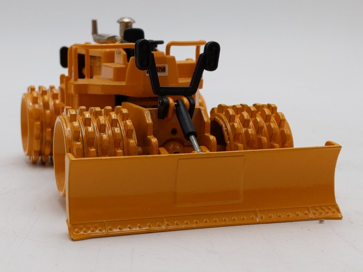 NZG Modelle 1:50 Scale Diecast Caterpillar CAT 825B Compactor EX/Box