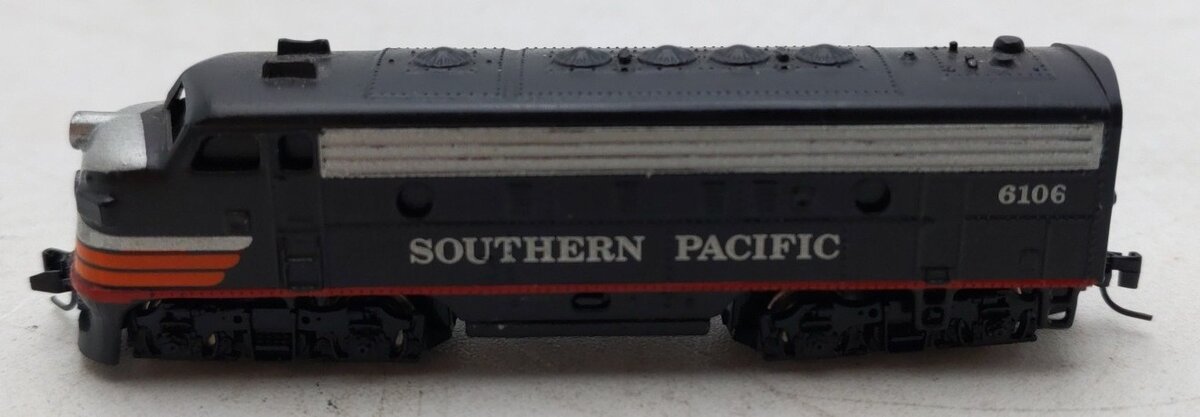 Micro-Trains 14004-2 Z Scale Southern Pacific Diesel Locomotive #6106 LN/Box