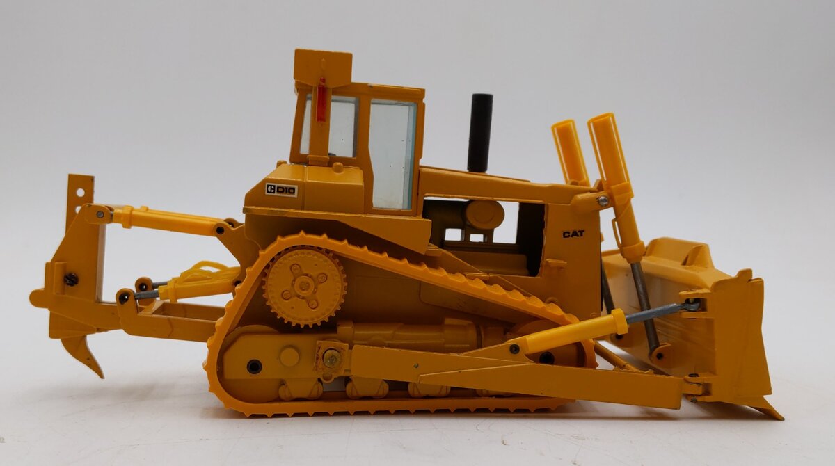 Conrad 1:50 Scale Diecast Caterpillar Kettendozer CAT D10 Dozer With Ripper EX/Box