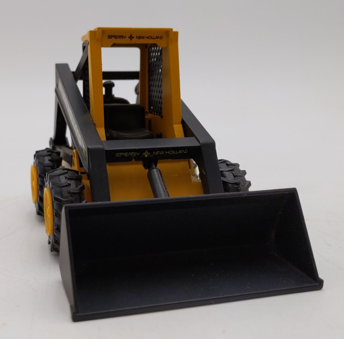 NZG Modelle 1:25 Scale DieCast Sperry New Holland L-555 Super Book Loader EX/Box