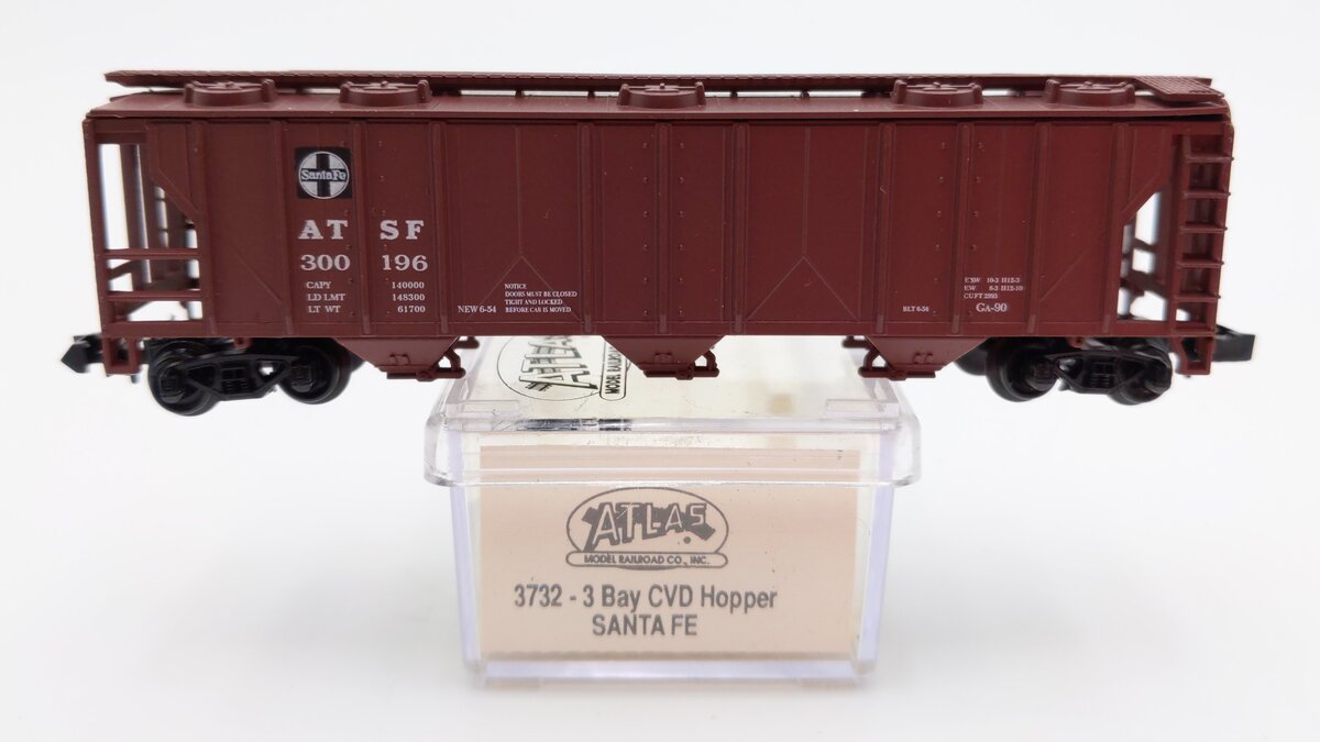 Atlas 3732 N Scale Santa Fe 3 Bay Covered Hopper #300196 LN/Box