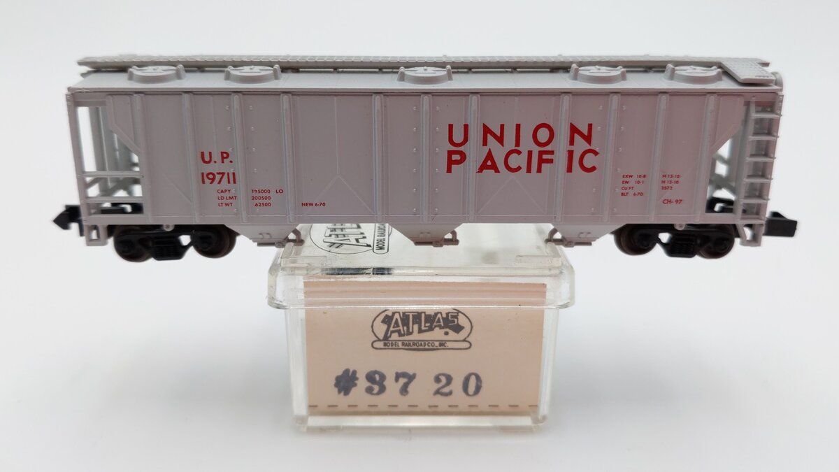 Atlas 3720 N Scale Union Pacific 3-Bay Covered Hopper #19711 LN/Box