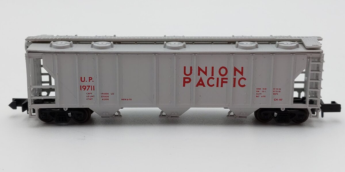 Atlas 3720 N Scale Union Pacific 3-Bay Covered Hopper #19711 LN/Box