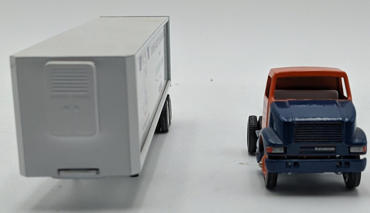 Winross 186 1:64 Diecast Intl. 8300 Day Cab W/Reefer Trailer Roadway NIB