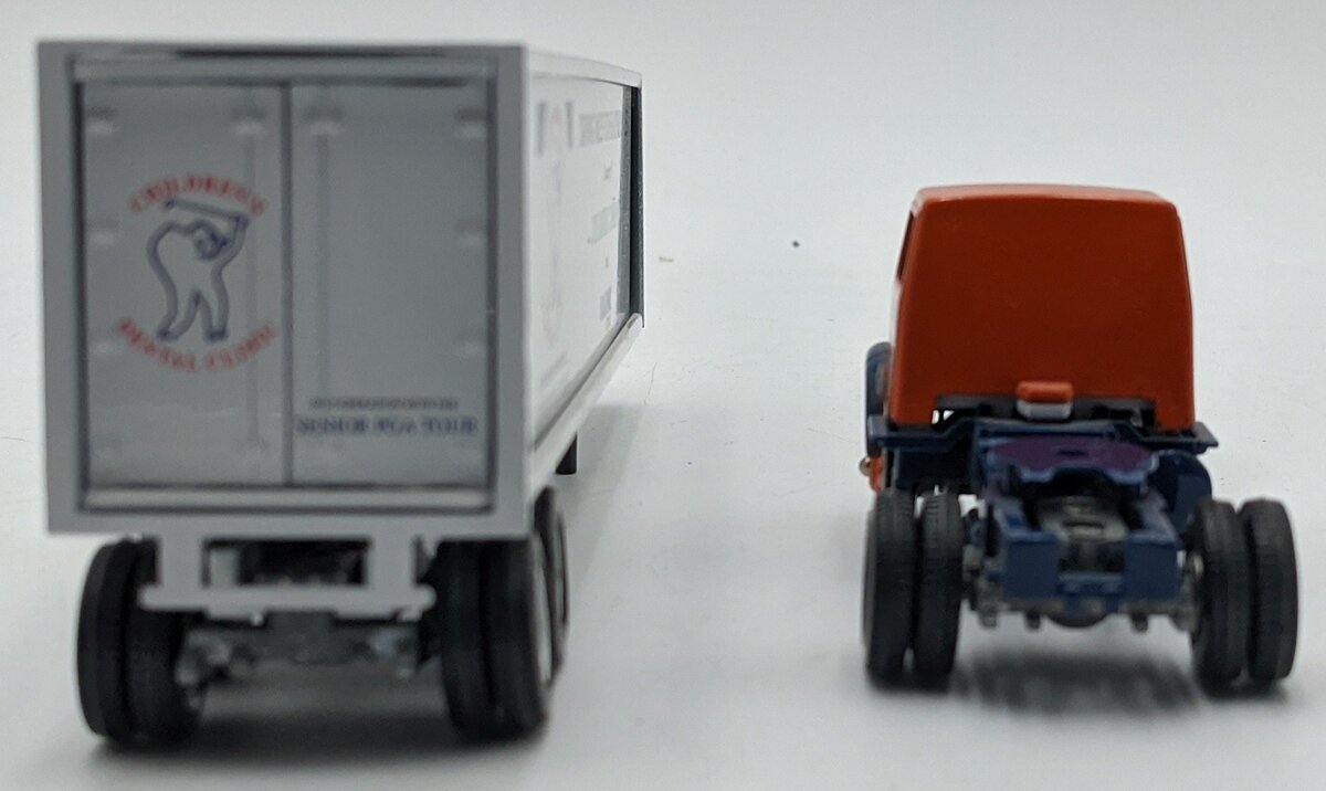 Winross 186 1:64 Diecast Intl. 8300 Day Cab W/Reefer Trailer Roadway NIB
