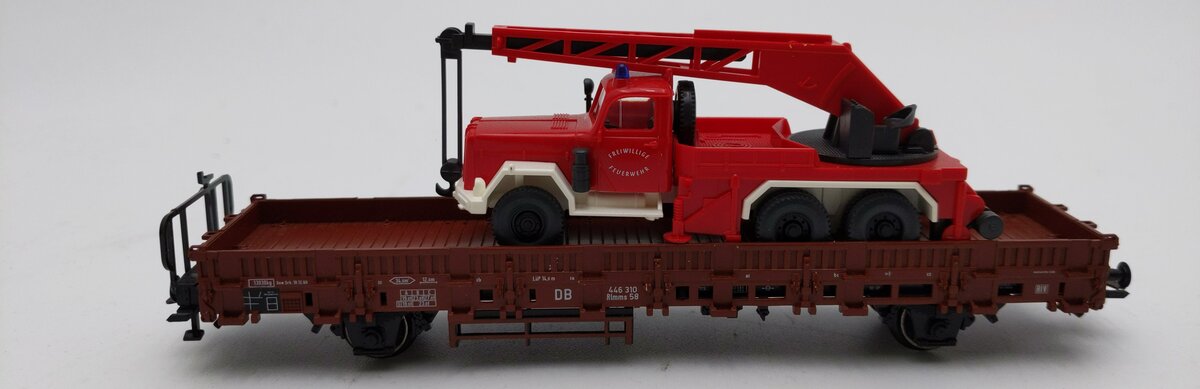 Marklin HO Scale Flat Car W/ Tow Truck EX