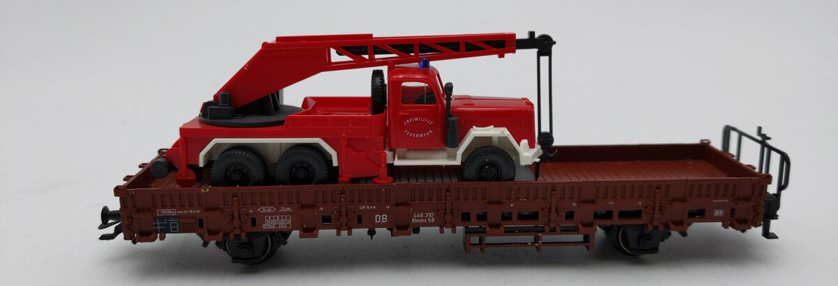 Marklin HO Scale Flat Car W/ Tow Truck EX