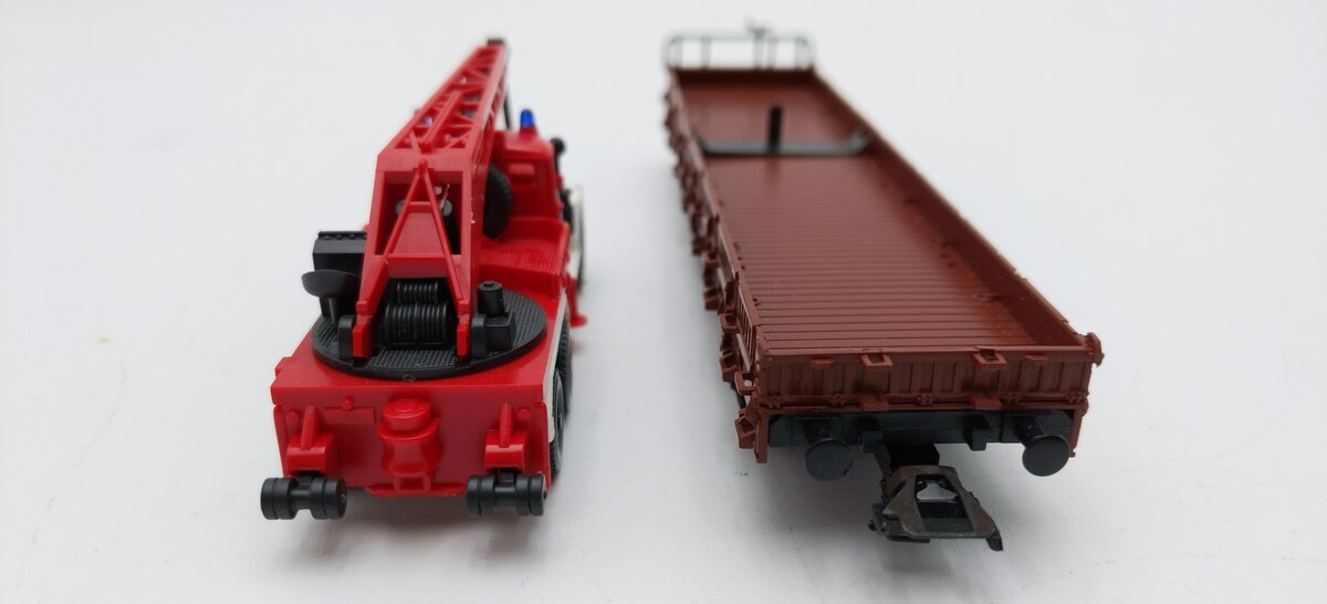 Marklin HO Scale Flat Car W/ Tow Truck EX