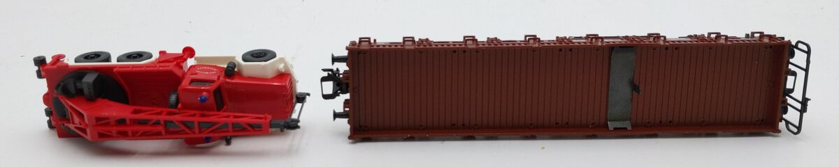 Marklin HO Scale Flat Car W/ Tow Truck EX