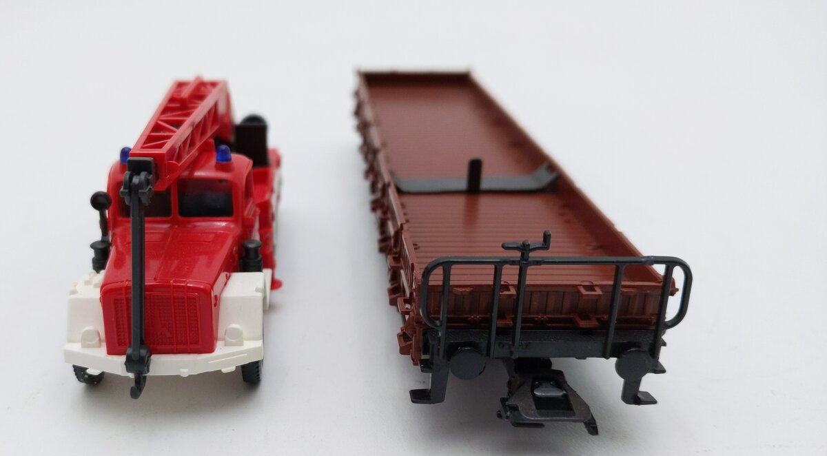 Marklin HO Scale Flat Car W/ Tow Truck EX