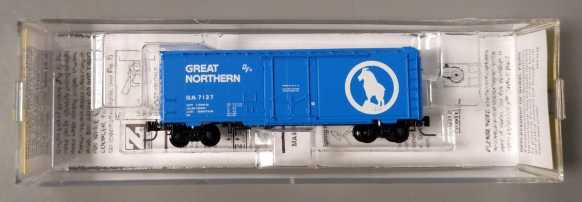 Micro-Trains 50200020 Z Scale Great Northern 40' Standard Boxcar Plug Door #7127 LN/Box