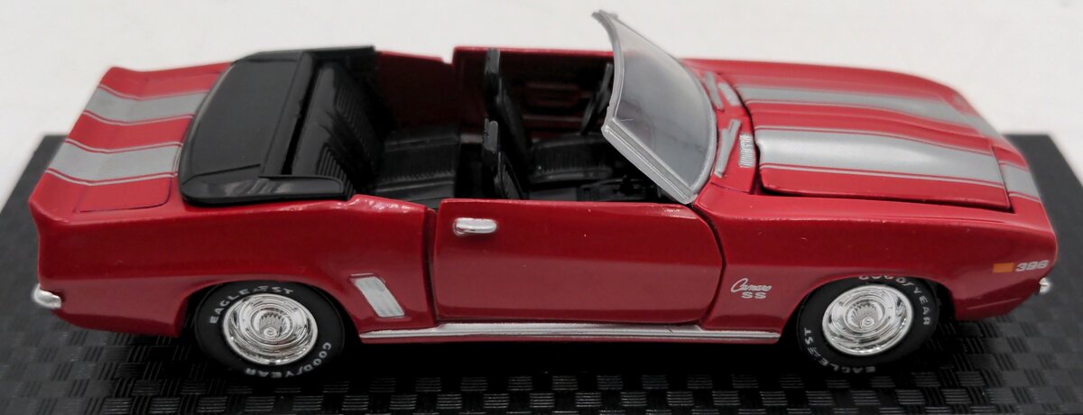 Road Champs 20603 1:43 Diecast Red w/Silver Stripes 1969 Chevrolet Camaro EX