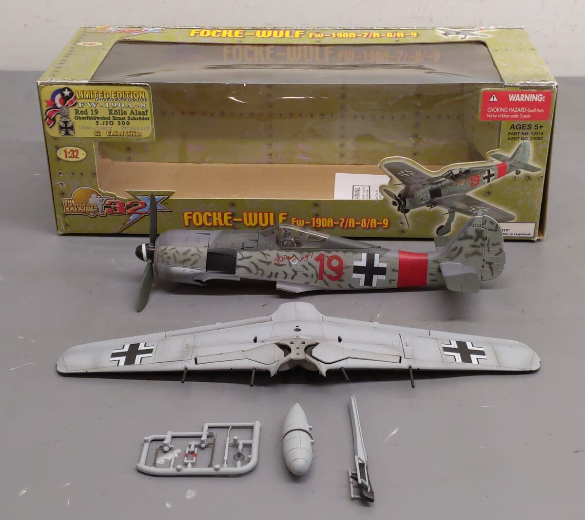 21st Century 13314 1:32 The Ultimate Soldier Focke-Wulf 190A-7/A-8/A-9 Plane EX/Box