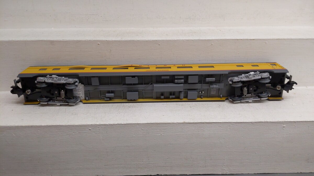 Lionel 1927060 O Gauge Union Pacific Pacific Harbor 21" Passenger Car EX/Box