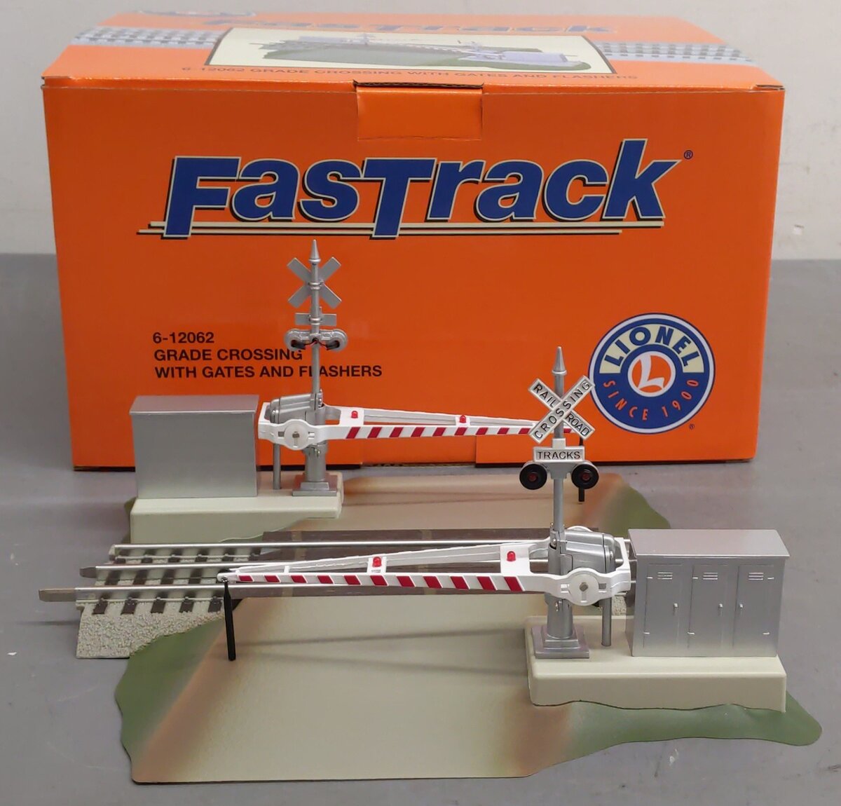 Lionel 6-12062 O Grade Crossing With Gates & Flashers EX/Box